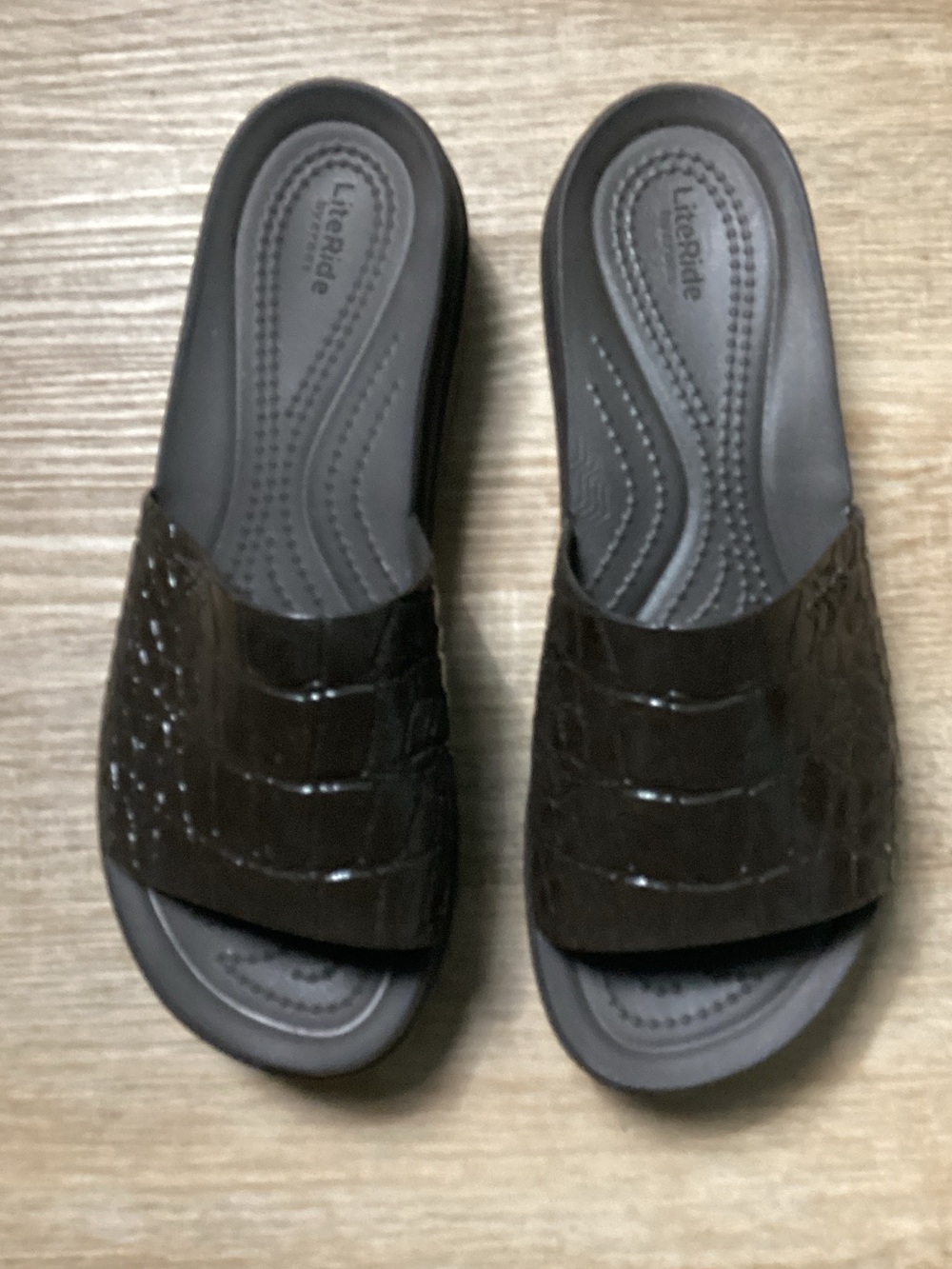 Life Stride By Crocs Women’s Dark Brown Faux-Croc Slide Sandals Sz 7